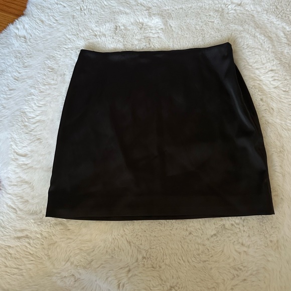 Aritzia Sunday Best Black Rocco Low Rise Mini Satin Skirt 0 - Picture 2 of 4